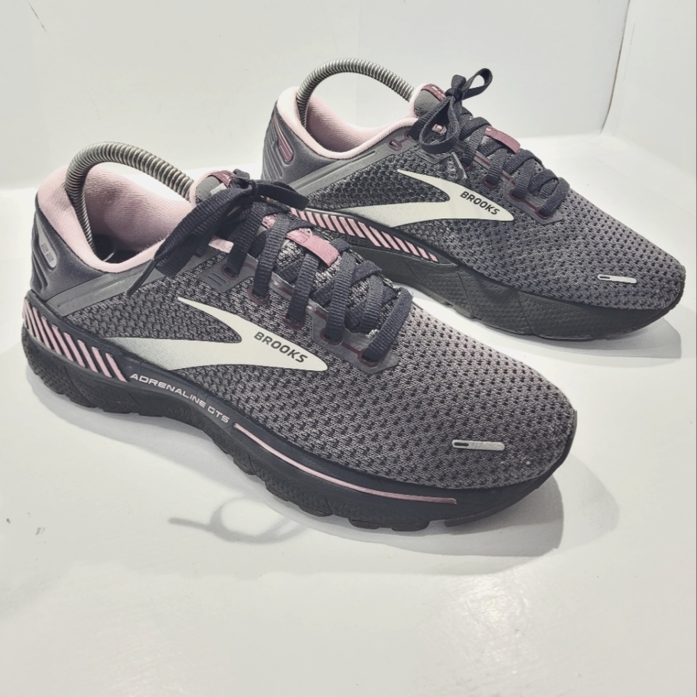 BROOKS WOMEN'S ADRENALINE GTS 22 ROAD-RUNNING SHOES SIZE 8D BLACK PEARL